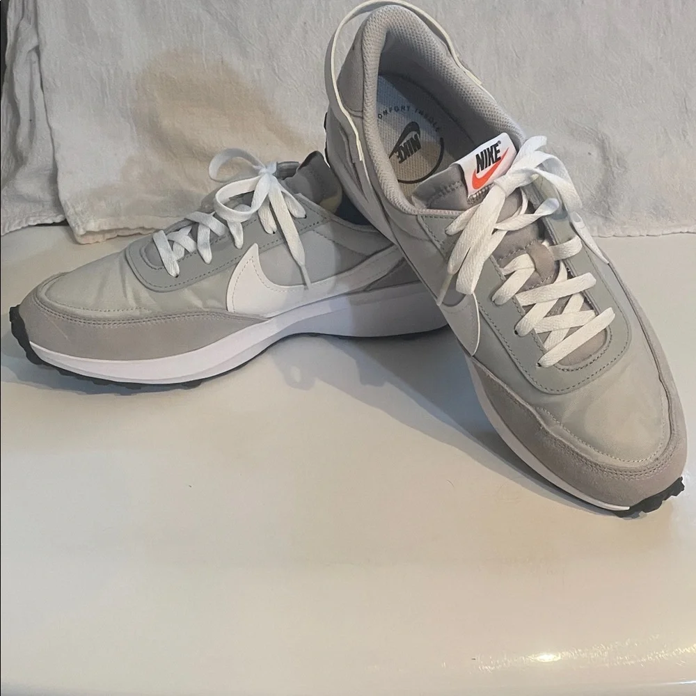 Nike Waffle Men’s Light Gray and White Sneakers - Picture 3 of 6